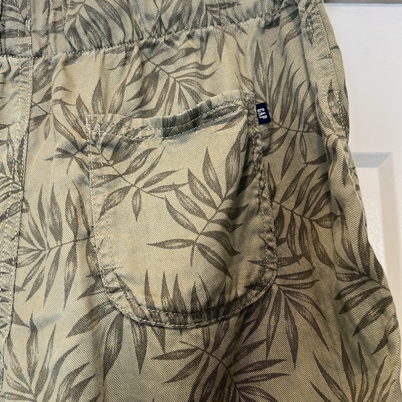 GAP sage green Shorts with Drawstring Waist size medium. - Picture 6 of 8